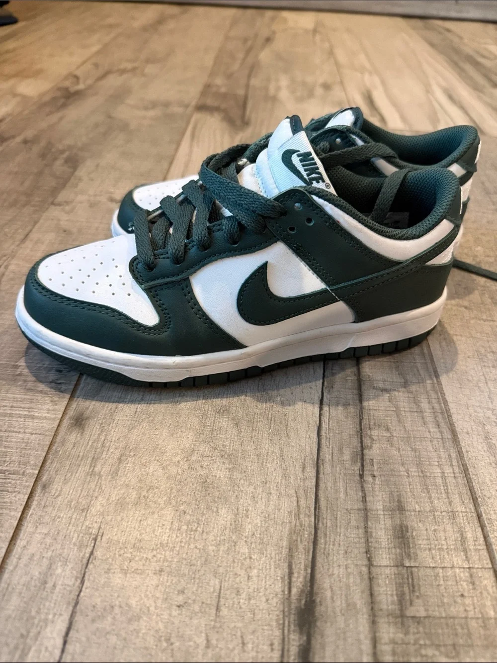 Nike Kids Low-Top Sneakers in Dark Green and White